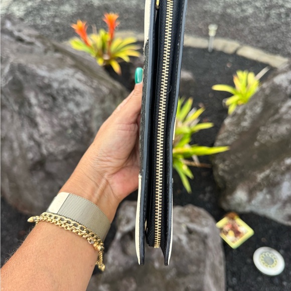 Henri Bendel New York Zip Around Wallet Black & Cream Gold Hardware - Picture 14 of 14